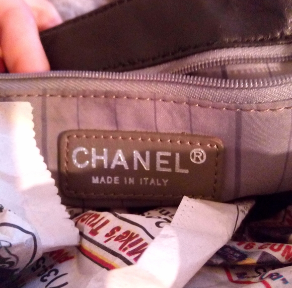 CHANEL Medium Boy Flap Bag - Picture 5 of 8